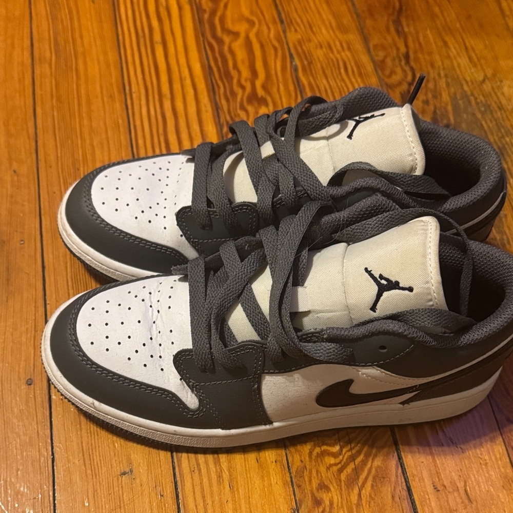 Jordan Kids Low-Top Sneakers in Black and White